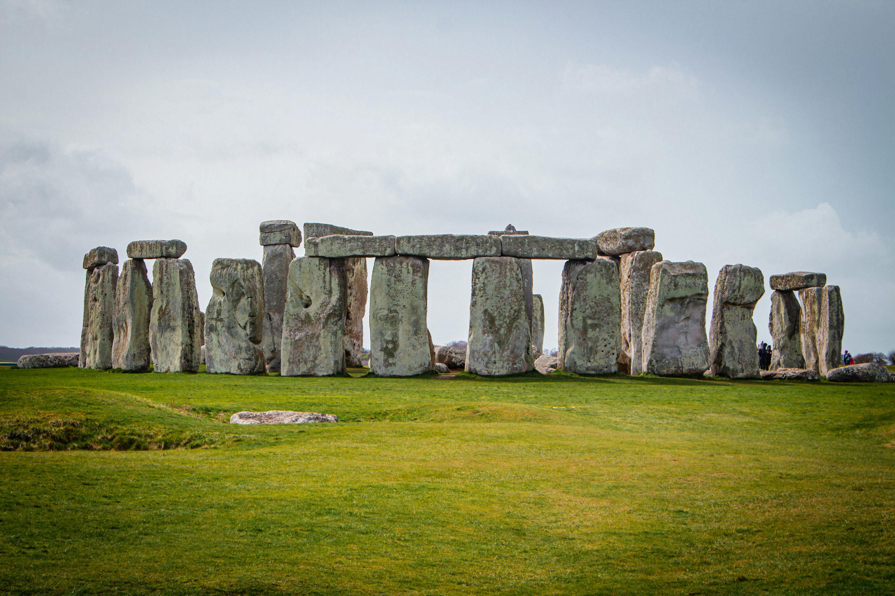 Capa do texto “Locais pré-históricos onde encontraram prováveis templos, sinal da crença em deuses – Stonehenge, Hagar Qim e Jibal-Al-Jashahieh”