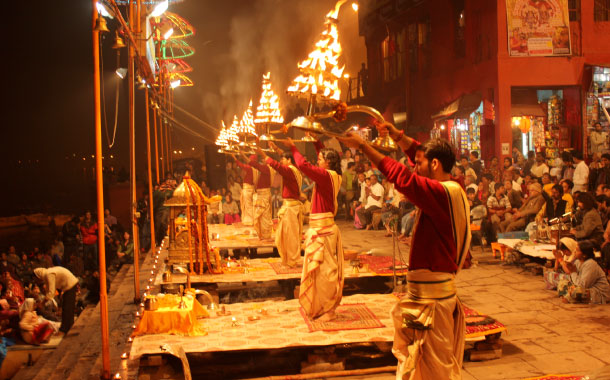 Aarti, cerimônia às margens do Ganges